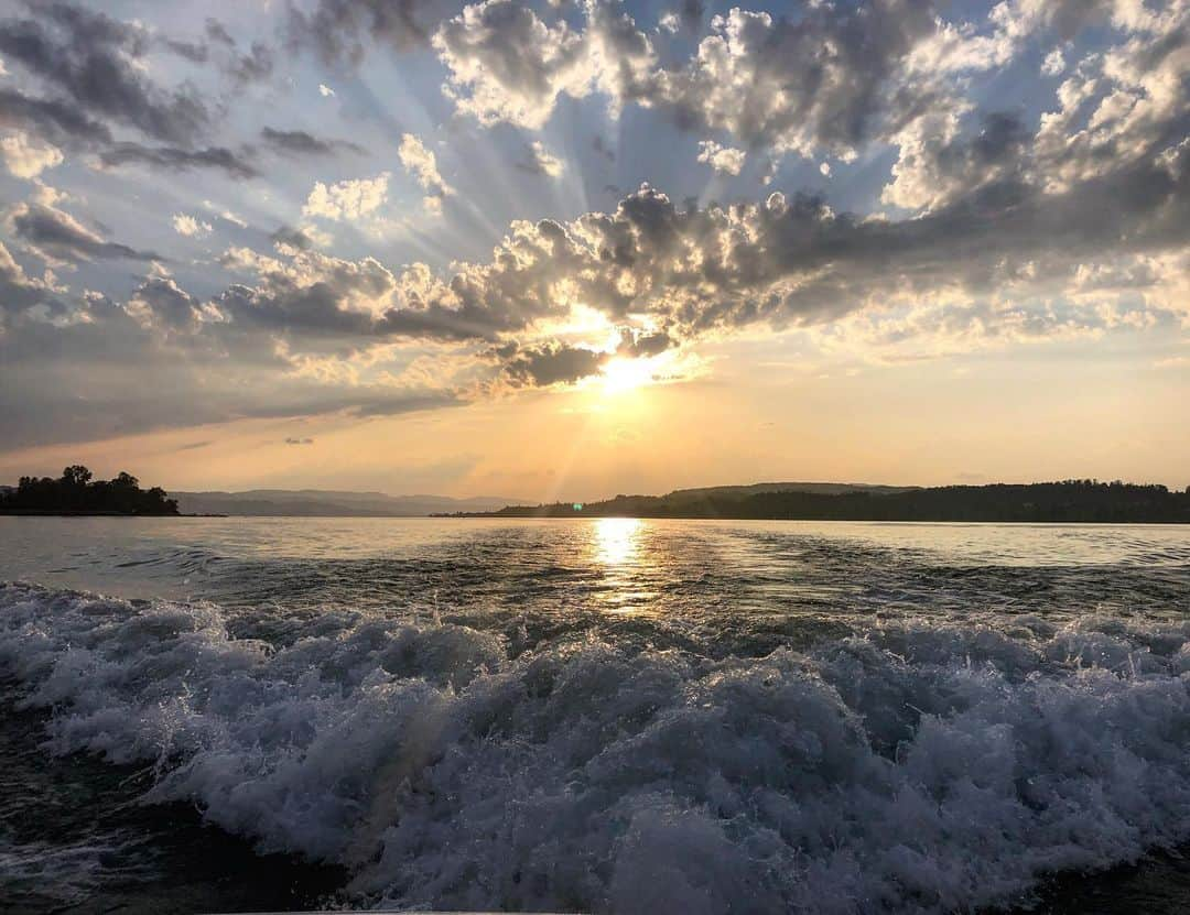 サラ・マイアーさんのインスタグラム写真 - (サラ・マイアーInstagram)「Wonderful summer evening on the lake 🌊 Thnx 👨🏽‍✈️ @couuuuni . . #boating #floating #chilling #dreaming #summernights #schwizersummer #zürisee #obersee」7月3日 3時43分 - sarah.van.berkel