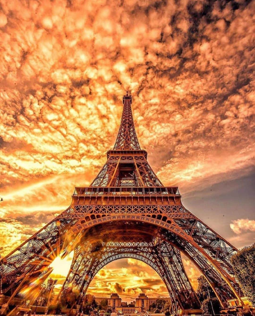 Earth Picsさんのインスタグラム写真 - (Earth PicsInstagram)「Eiffel Tower  Paris France 🇫🇷 by @cbezerraphotos . . . . . . . #earthpix  #wildlifephotography  #photography  #earth  #travel  #animals  #nature  #naturephotography  #awesome_earthpix #travelblog, #travels, #traveladdict, #travellife, #travelphoto, #travelpics, #traveldiaries, #travelbug, #travelawesome, #travelpic, #travelers, #travelgirl, #traveldiary, #traveldeeper, #travellingthroughtheworld, #travellers, #travelmore,#traveller, #travellersclub,」7月3日 3時44分 - earthpix