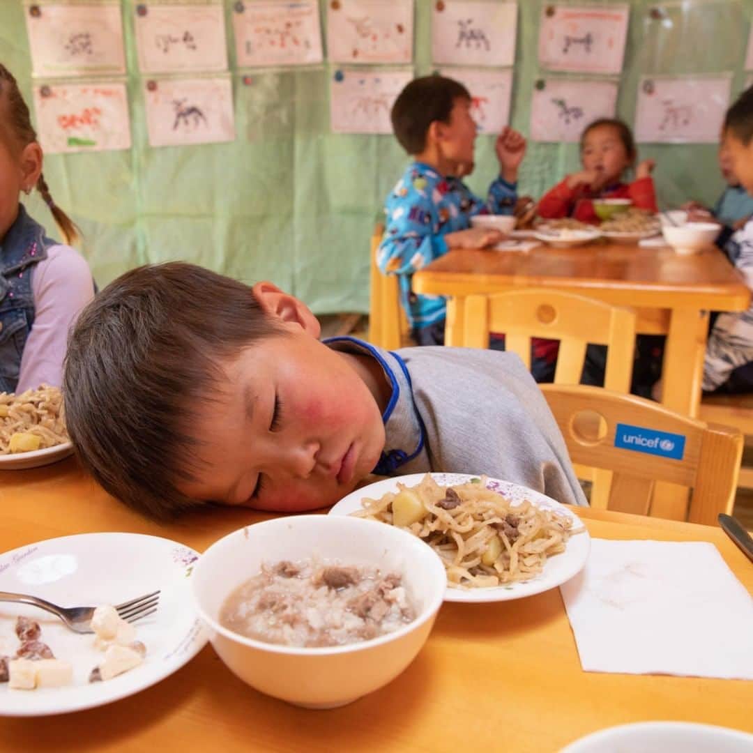 unicefさんのインスタグラム写真 - (unicefInstagram)「We’ve all been there! 💤 Anar, 4, falls asleep during mealtime at a UNICEF-supported kindergarten in Mongolia. The mobile kindergarten gives children in some of the country’s poorest, most-remote communities a safe place to learn, play and make friends. #EarlyMomentsMatter © UNICEF/UN0220816/Matas」7月3日 3時45分 - unicef