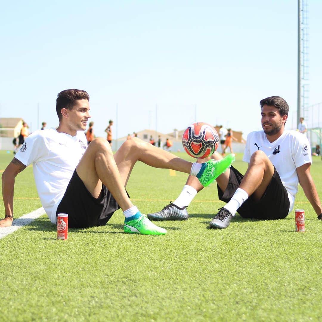 マルク・バルトラのインスタグラム：「Feliz de poder disfrutar un año más con mis niños y niñas del @campusmarcbartra ! Y de mi hermano @ericbartra siempre con la energia de @100_natural_energy_drink 😜💪🏼🔋 #CampusMarcBartra #7aEdició @pumafootball」