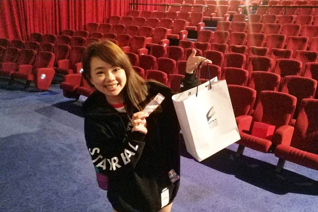 蔡阿嘎さんのインスタグラム写真 - (蔡阿嘎Instagram)「這實在太值得半夜發文紀念了!!!😂😂😂 - 剛剛跟二伯看完半夜12點，蜘蛛人的首映場，等完兩個彩蛋，影院工作人員說首映場有抽獎!!!會抽出現場一位，拿到一袋蜘蛛人週邊... - 結果現場1、2百人...抽到M排16號，乾!!! 我不就是M排16號嗎? 抽到我了!!!!! 但實在太害羞狼狽素顏，只好請二伯代為上台領獎，這是什麼莫名其妙的運氣啦?! 我連統一發票200都很少中過耶!!! 哈哈哈哈哈😆😆😆 - @2uncle987 - #蔡阿嘎 #嘎嫂二伯 #蜘蛛人 #taiwan #youtuber #spiderman #失敗的麵」7月3日 3時54分 - yga0721