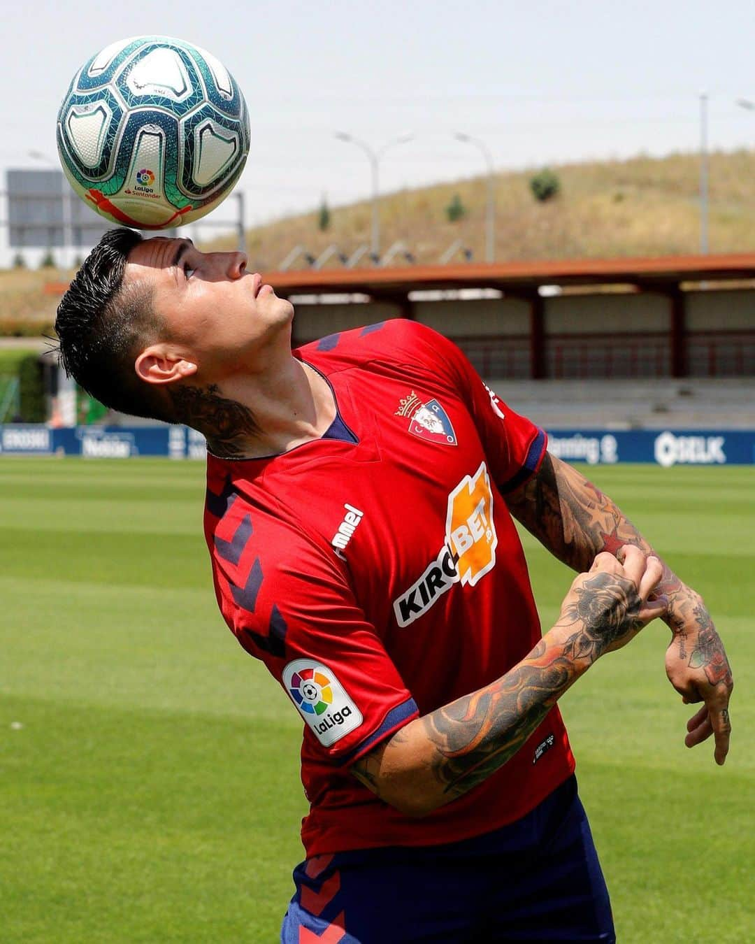 LFPさんのインスタグラム写真 - (LFPInstagram)「@chimy_avila has tried out the new @pumafootball ball as a @caosasuna new player! ❤️🙌🏻⚽️ • #ChimyAvila #Osasuna #LaLigaSantander #LaLiga #LaLigaTransfers」7月3日 4時00分 - laliga