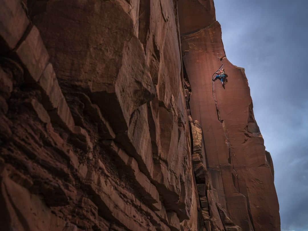 National Geographic Travelさんのインスタグラム写真 - (National Geographic TravelInstagram)「Photo by @michaelclarkphoto | Savannah Cummins climbs a route named "Go Sparky Go"  in Indian Creek, Utah. We used a strobe (i.e. a big flash) to light her up on the climb, which took hours to organize and get up on the wall. #rockclimbing #indiancreek」7月3日 4時01分 - natgeotravel
