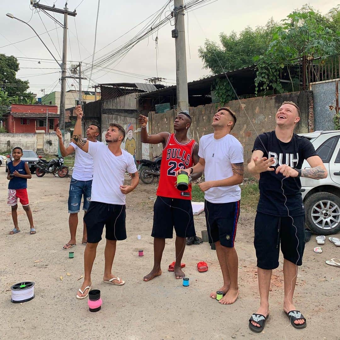 のインスタグラム：「Criaaaaas!! BOTA NO ALTO E ME CORTA ✌🏾✌🏾」