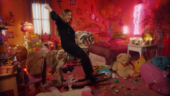 サブリナ・カーペンターのインスタグラム：「thank u for all the love on the #inmybed video 🥺🤪」