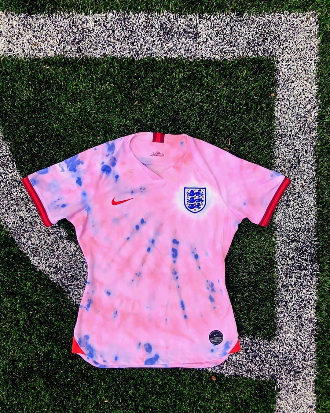 ASOSさんのインスタグラム写真 - (ASOSInstagram)「@asos_scarlett's been busy customising. How will you be wearing yours? ⚽ 🔎 ️Nike Football England World Cup Home Stadium Shirt (1387426)」7月3日 4時10分 - asos