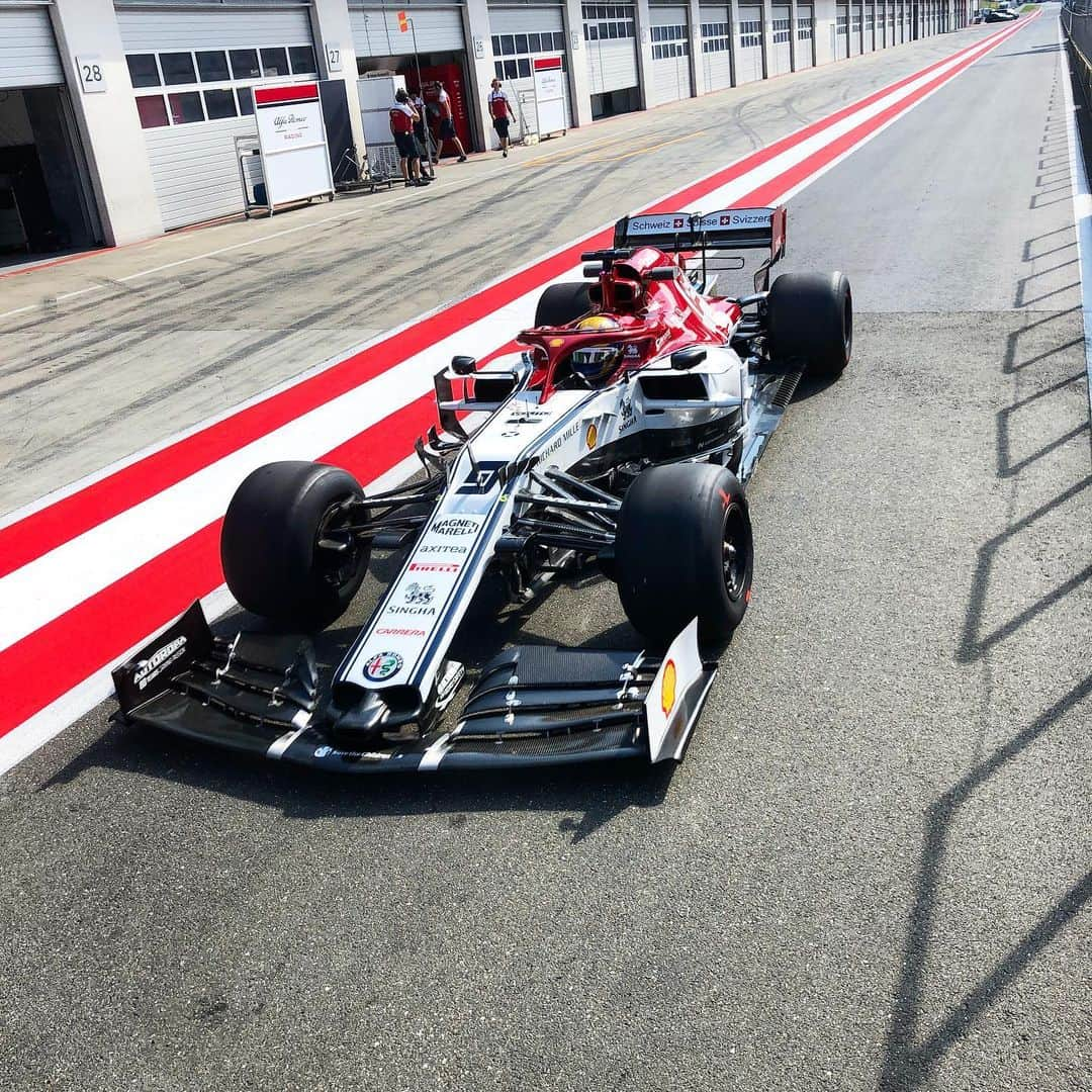 マーカス・エリクソンさんのインスタグラム写真 - (マーカス・エリクソンInstagram)「Good and productive day driving the @alfaromeoracing C38 today! 117 laps in total and a lot of different 2020 prototype tyres tested for @pirelli_motorsport . #ME7 and #ME9 😜👍🏻 #F1」7月3日 4時13分 - ericsson_marcus