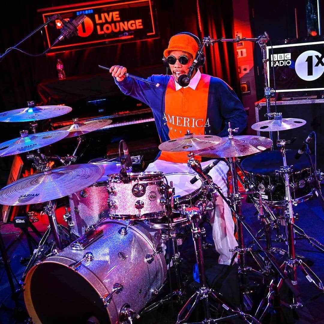 ペリーエリスのインスタグラム：「@anderson._paak performed on @bbc1xtra #LiveLounge rocking the Long Sleeve Color Block Rugby. #PerryEllisAmerica #repost 🎥 @djace」
