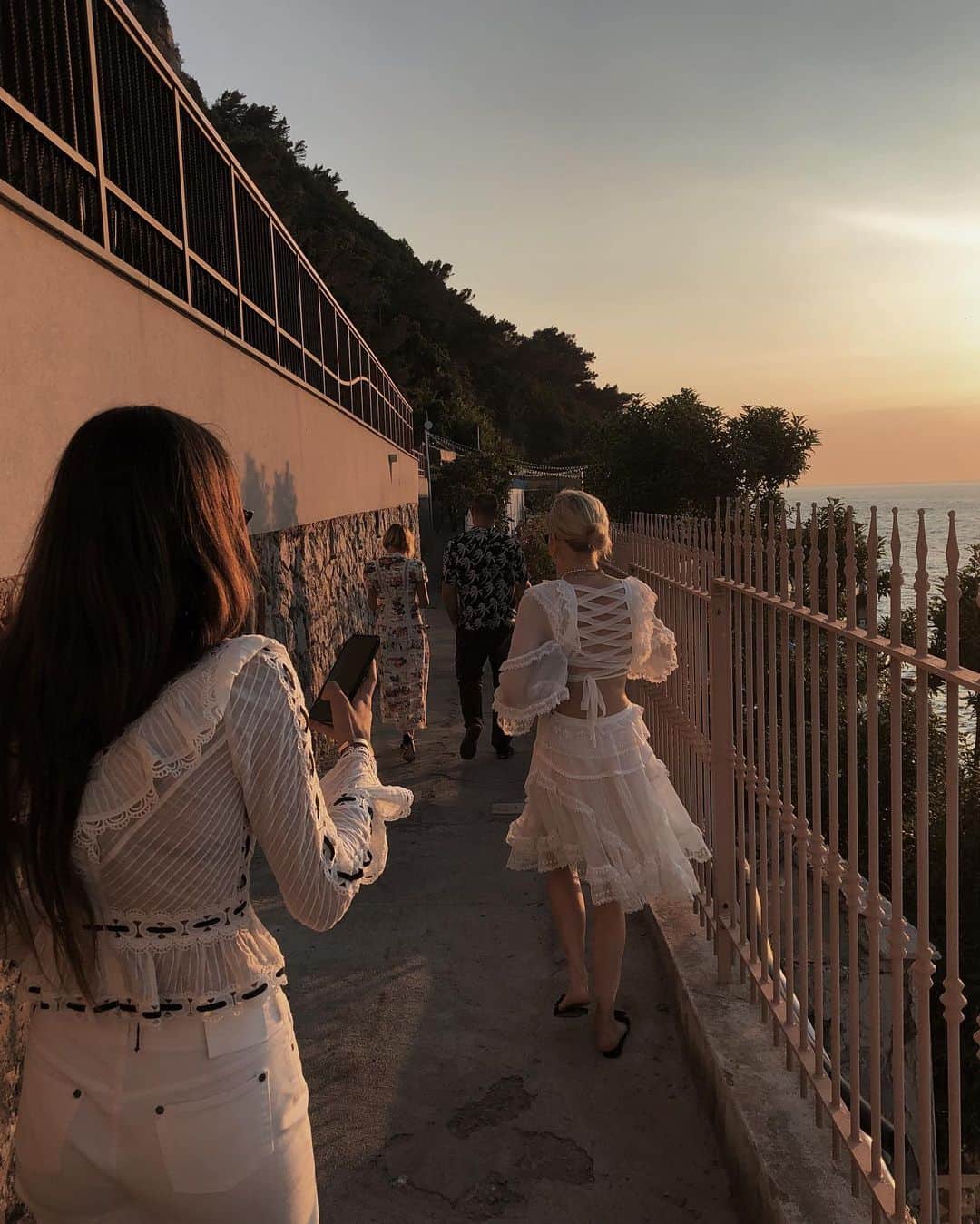 エレオノーラ・カリシさんのインスタグラム写真 - (エレオノーラ・カリシInstagram)「When the light of that sunset makes everything more beautiful. We lived a fairy tale. We can’t forget it 💞🐚 @zimmermann #ZimxCapri ➿#Capri #suppliedby」7月3日 4時24分 - eleonoracarisi