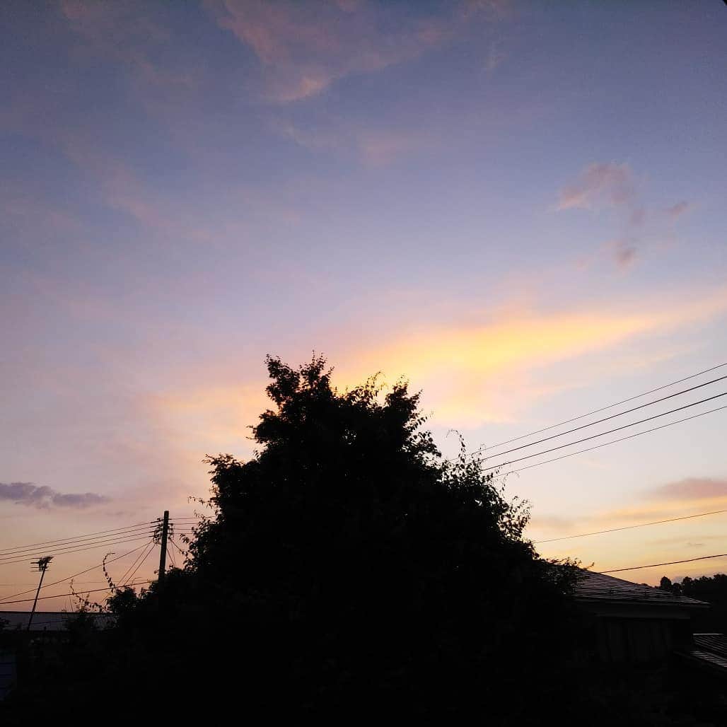 みながわゆみさんのインスタグラム写真 - (みながわゆみInstagram)「#おはようございます #今日も素敵な一日を #イマソラ #きれいな空 #朝焼けの空 #朝焼けの空が好き #今日も頑張ろう #雲」7月3日 4時18分 - nama.09.19