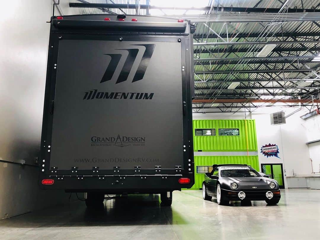 ケン・ブロックさんのインスタグラム写真 - (ケン・ブロックInstagram)「A few months ago, the team at @GrandDesignRV reached out and asked if I’d be interested in working on a custom Momentum toy hauler with them. I obviously had to think long and hard about that one! Ha. Of course I said YES (because I love going out into the world with my Can-Ams and my kid's dirt bikes and gear and go camping/enjoy nature and these are one of the best ways to go do that kind of stuff) and I knew exactly what I wanted to do with it in terms of graphics: match it to my Ford RS200! The trailer turned out AMAZING and I’m hyped to get this thing out in the wild ASAP. More details on the interior to come, but for now here’s a gallery of it at my Hoonigan Racing shop in Park City, looking proper hooked up to our team Ford F-450 and next to my RS200.  #blackmaybemyfavoritecolor #sorryartschoolpeoplesIcallitacolor #GrandDesignRV #FordRS200」7月3日 4時18分 - kblock43