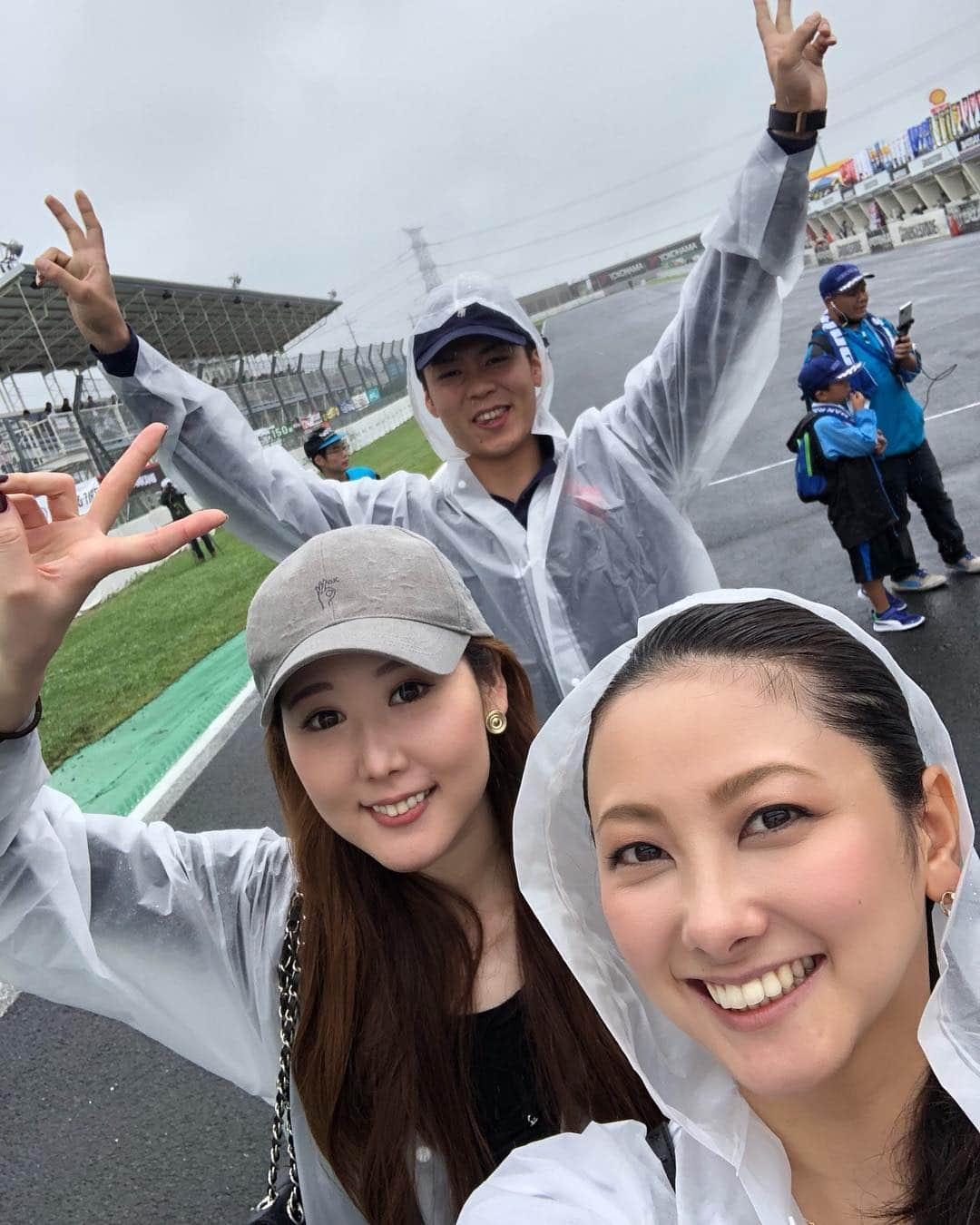 鈴木蛍さんのインスタグラム写真 - (鈴木蛍Instagram)「D1GP 2019 開幕戦 in 筑波‼️ 観戦してきましたー🏎 2回目の @nanabananahh も、初観戦のマコﾁｬﾝもルールを理解してめちゃくちゃ楽しんでくれて良かった♪ 初戦は良い走りばかりでめちゃカッコよかったなぁ💓 それぞれ応援する選手を決めて大興奮‼︎ やっぱD1最高！！！ #D1GP #筑波サーキット #開幕戦 #D1大好き」7月3日 4時23分 - jphotaru