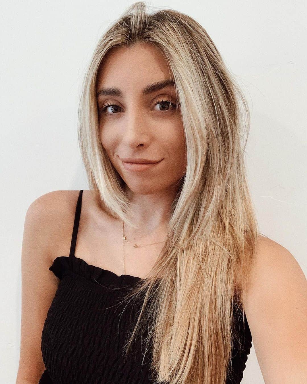 Lauren Elizabethのインスタグラム：「#ad For Full Product Information, including Boxed Warning and Patient Information for Lo Loestrin®​ ​ Fe (norethindrone acetate & ethinyl estradiol tablets, ethinyl estradiol tablets & ferrous fumarate tablets), see ​@loloestrinfepi​ .⁣ . You know I’m always open with you all about my experiences and today, I am sharing my experiences exploring pregnancy prevention with ​@loloestrinferx​ – or Lo Lo for short. After speaking with my family, friends, and most importantly,​ ​my doctor, my doctor and I chose Lo Loestrin Fe because it’s the pregnancy prevention option that is right for me. For more information about one option, Lo Loestrin Fe, the #1-prescribed birth control pill by OB/GYNs,* visit LoLoestrin.com, or tap the link in my bio, and talk to your healthcare provider! . Lo Loestrin®​ ​ Fe is a prescription birth control pill used for the prevention of pregnancy. If you are moderately obese, discuss with your healthcare provider whether Lo Loestrin Fe is appropriate for you. ⁣ .⁣ There are serious risks with birth control pills, like Lo Loestrin Fe, including blood clots, stroke and heart attack, which can be fatal. Do not take Lo Loestrin Fe if you’ve had any of these conditions. Lo Loestrin Fe users should not smoke as smoking increases these risks, especially if you are over 35 years old. Do not take Lo Loestrin Fe if you have high blood pressure that medicine can’t control, certain cancers, liver disease, unexplained vaginal bleeding, are taking Hepatitis C drugs, or if you could be pregnant. The Pill does not protect against HIV or sexually transmitted diseases.⁣ .⁣ Lo Loestrin Fe is available by prescription only. ⁣ . *IQVIATM.NationalPrescriptionAudit®​ ​ -TRx/EUTRxData: April 2018 - April 2019 (claim derived from the use of information under license from IQVIA, which expressly reserves all rights, including rights of copying, distribution, and republication).」
