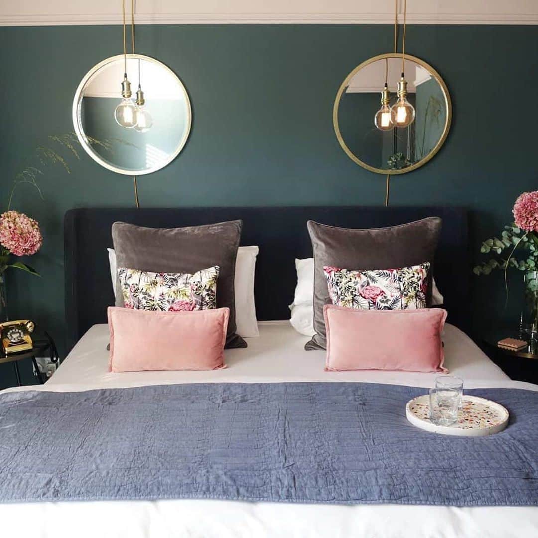 ローラアシュレイのインスタグラム：「Top Tip: Symmetrical design impacts our subconscious. We find these spaces more restful and peaceful than asymmetrical ones.  We just love how @greenandmustard has used our Constance mirror to create symmetry in this bedroom space.」
