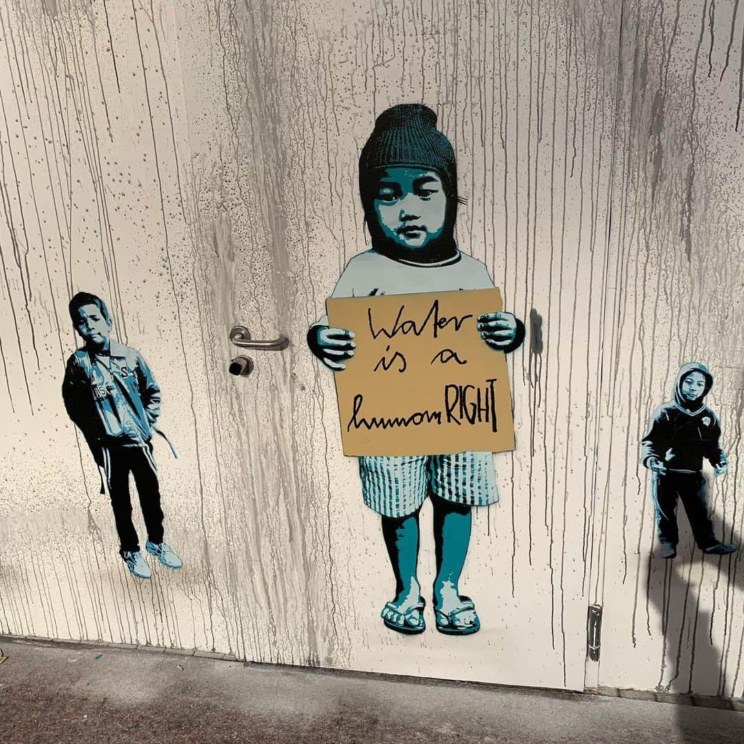 マルク・ホルンシュのインスタグラム：「@millerntorgallery @vivaconagua @michafritz danke für die Führung 😍#millerntorgallery #wasserfüralle #vivaconagua #fcstpauli」