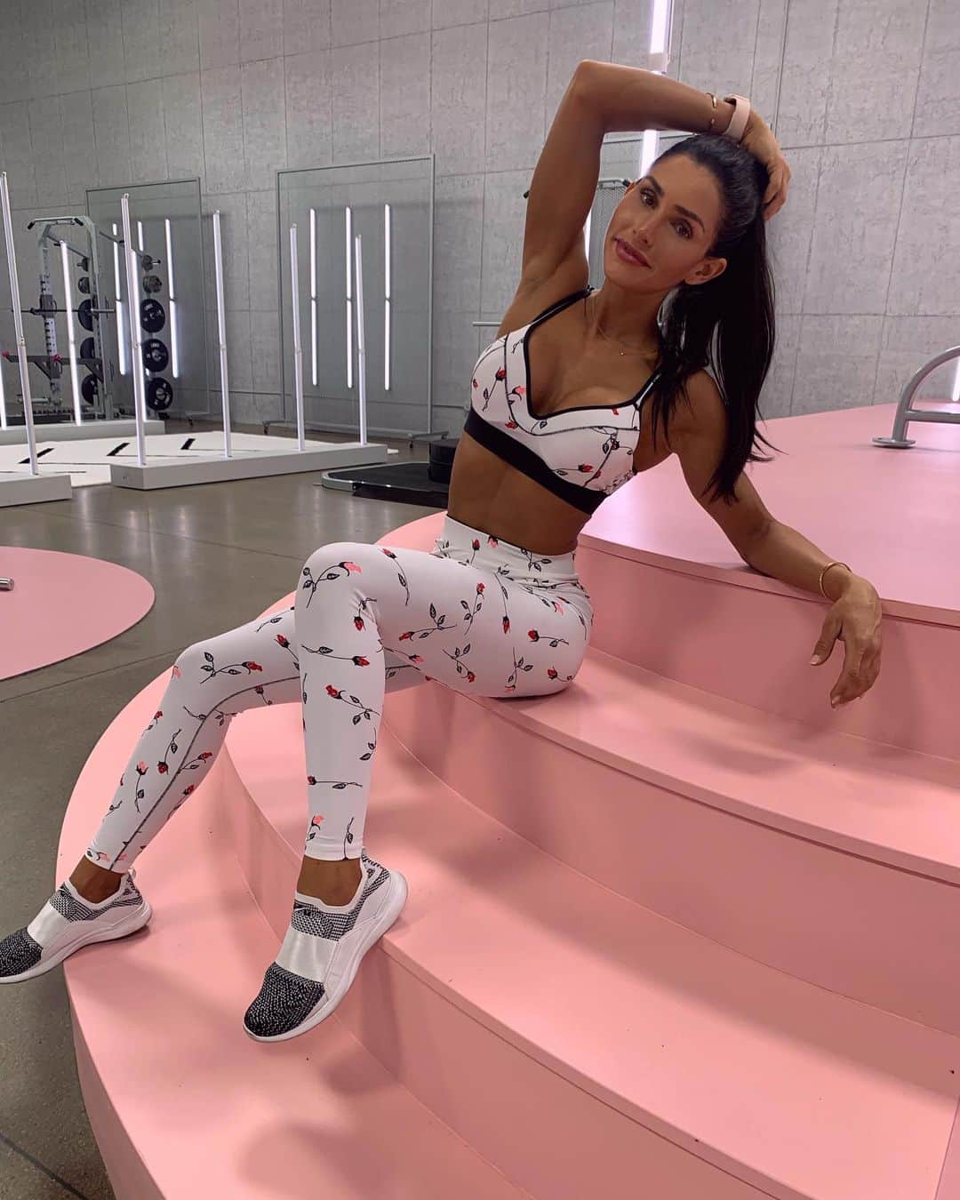 Alexia Clarkさんのインスタグラム写真 - (Alexia ClarkInstagram)「Roses are red, all gyms should be pink Look this way and I’ll give you a wink 😉 🌹  What’s your best roses are red poem?! OUTFIT TAGGED!  www.alexia-clark.com  #alexiaclark #queenofworkouts #queenteam #queen2019 #fitnessmotivation #roses #ootd #pink #gym #gymmotivation #motivation #inspo #fitspo #fitgirl #fitforHisreason」7月3日 4時39分 - alexia_clark
