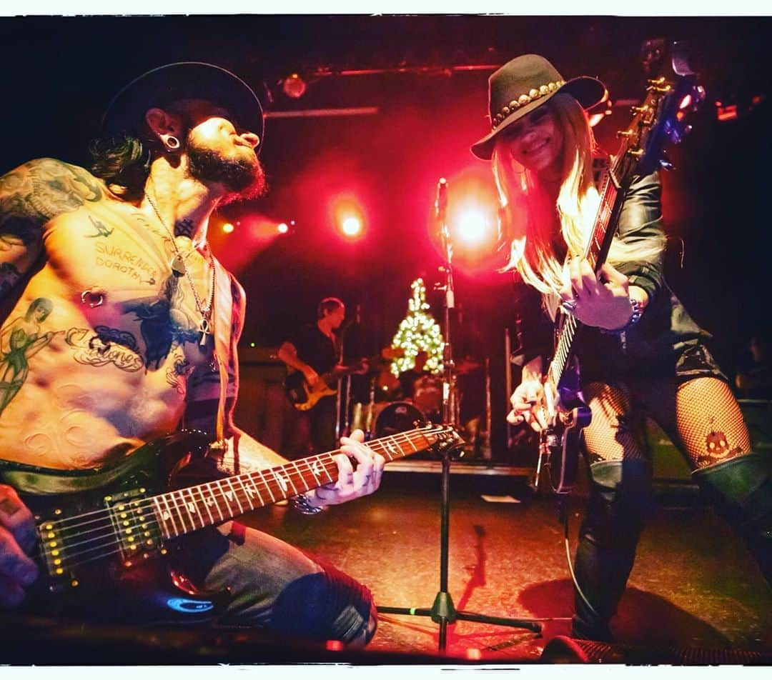 オリアンティさんのインスタグラム写真 - (オリアンティInstagram)「I dig this photo -just great vibes / fun night 🤘💥 @davenavarro @chrischaneybass 📷@noisyfotosbywendybird thanks for posting this on twitter . @prsguitars #tbt」7月3日 4時40分 - iamorianthi