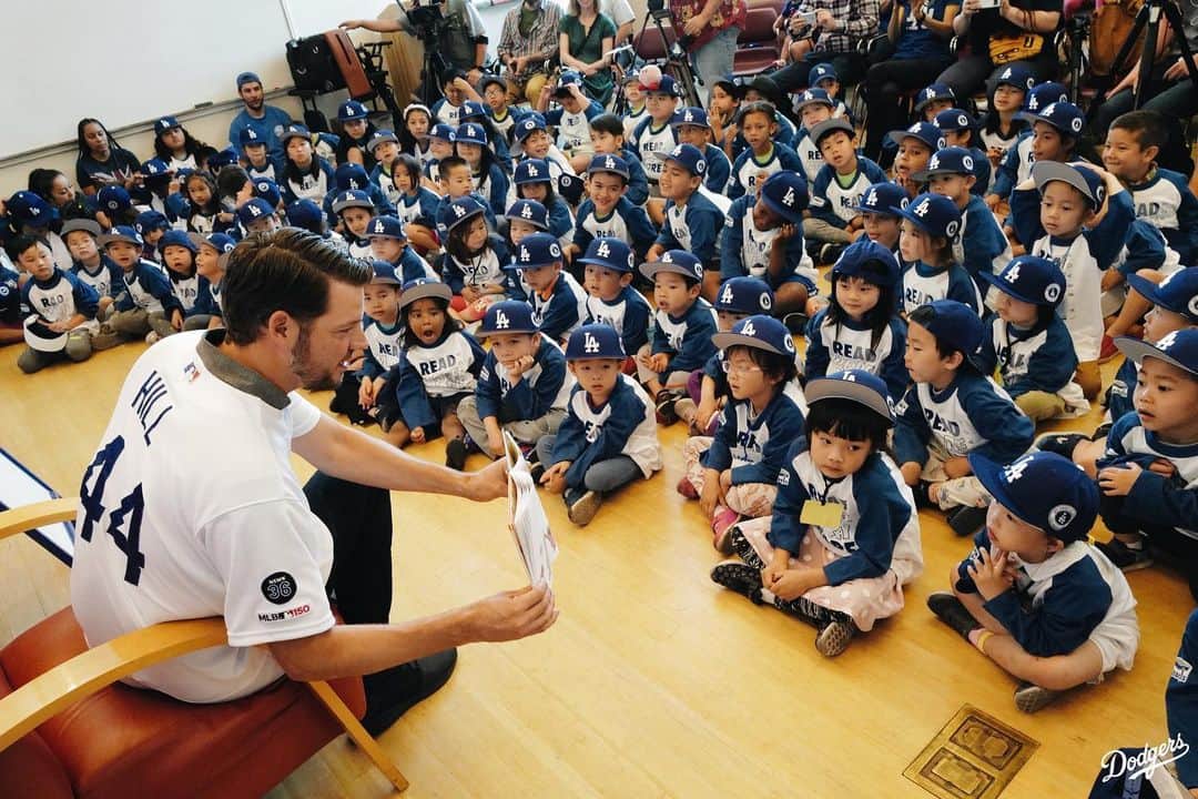 Los Angeles Dodgersさんのインスタグラム写真 - (Los Angeles DodgersInstagram)「This morning, @richjhill read to kids at the Chinatown Branch Library as part of the @dodgersfoundation Summer Library Reading Series.」7月3日 4時50分 - dodgers