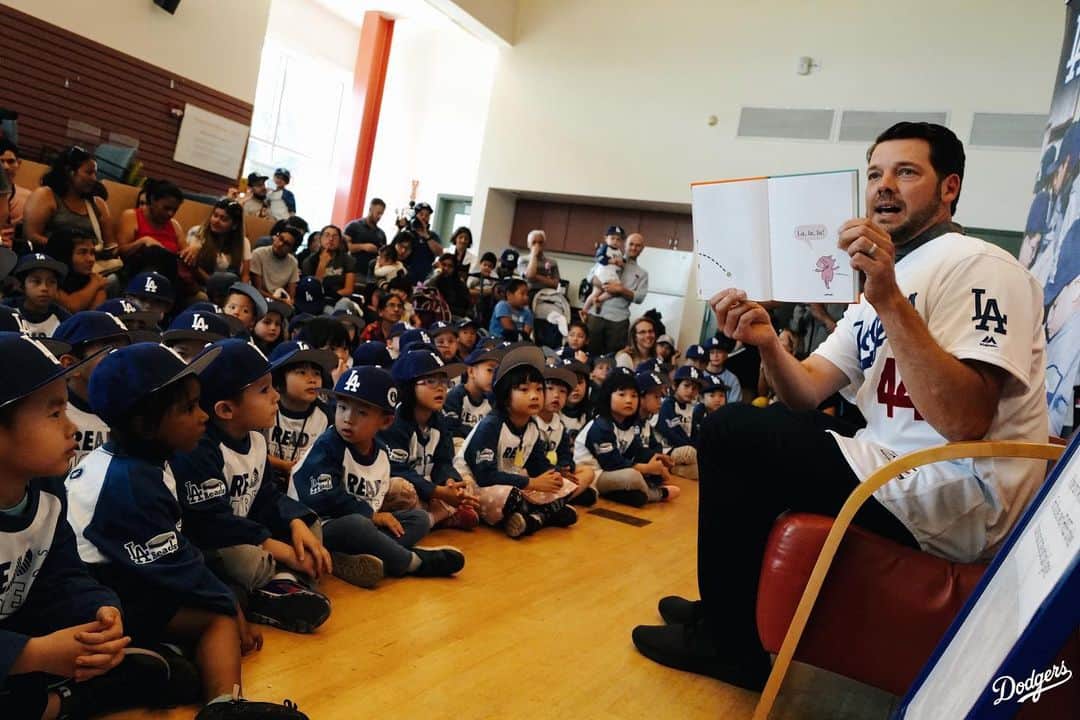 Los Angeles Dodgersさんのインスタグラム写真 - (Los Angeles DodgersInstagram)「This morning, @richjhill read to kids at the Chinatown Branch Library as part of the @dodgersfoundation Summer Library Reading Series.」7月3日 4時50分 - dodgers