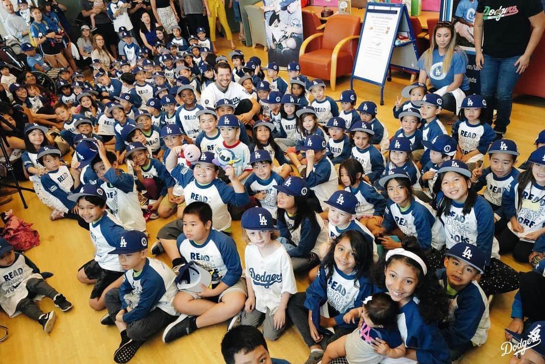 Los Angeles Dodgersさんのインスタグラム写真 - (Los Angeles DodgersInstagram)「This morning, @richjhill read to kids at the Chinatown Branch Library as part of the @dodgersfoundation Summer Library Reading Series.」7月3日 4時50分 - dodgers