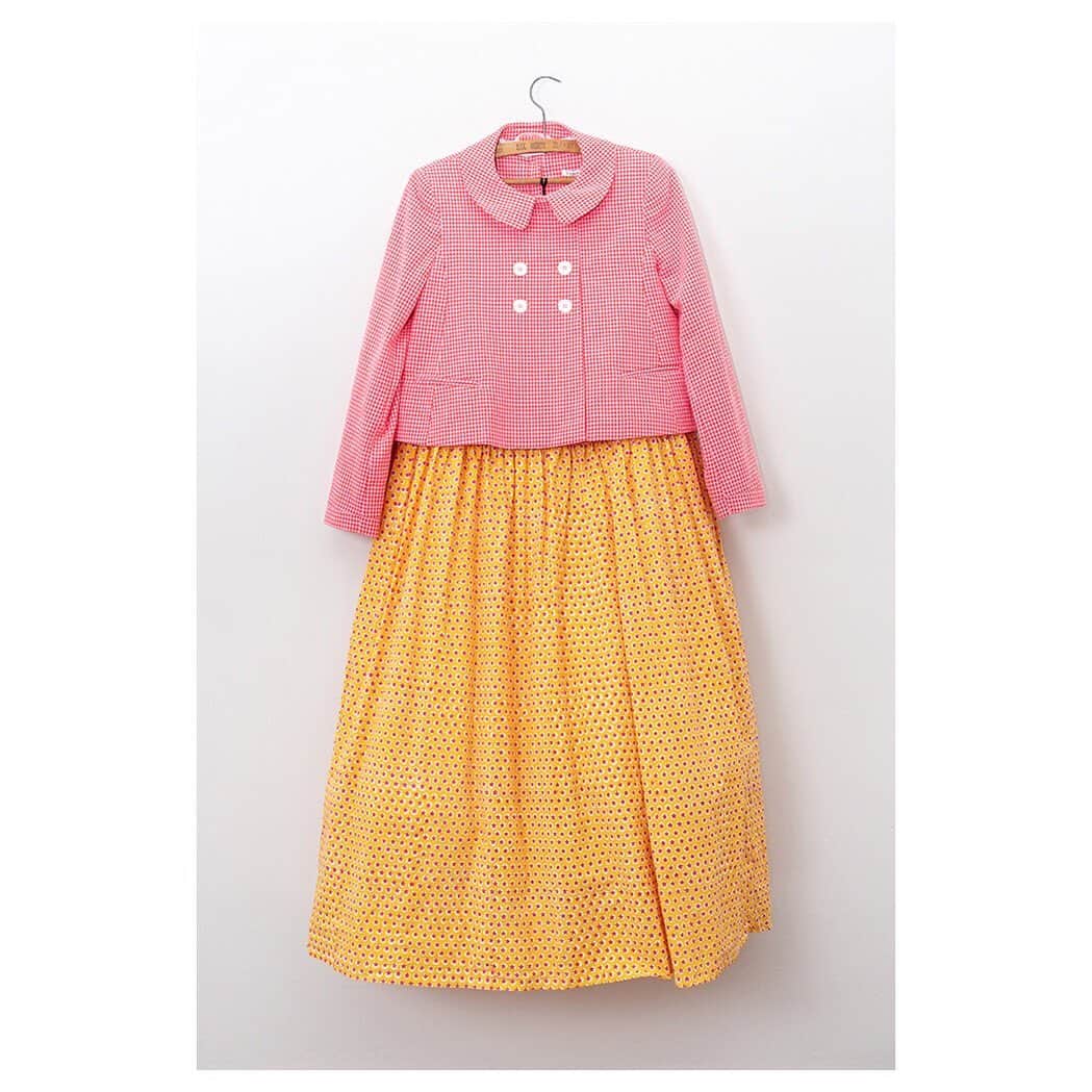 キャベジズ&ローゼズのインスタグラム：「A jolly good ensemble 💛❤💛 The Hettie Jacket in pink and red seersucker is the perfect compliment to the organic cotton Veronica Dress in the darling yellow star block print by @mollymahonblockprinting ✨ Both are limited edition and perfect in every way #mollylovescabbages #handprintedfabric #handprintedtextiles #organiccottonclothing #blockprinting #blockprint #madeinlondon #slowfashionstyle #cabbagesandroses #cabbagesandrosesfashion @christina_strutt @cabbagesandroses_shop 👆Link In Bio👆」