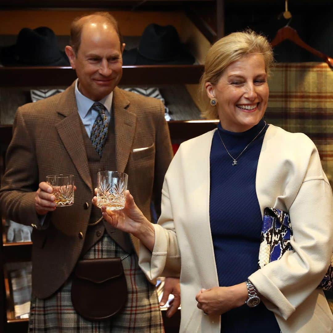 ロイヤル・ファミリーさんのインスタグラム写真 - (ロイヤル・ファミリーInstagram)「🥃 The Earl and Countess of Forfar today visited Glenfiddich’s Distillery Visitor Centre which celebrates its 50th anniversary this year. #HolyroodWeek2019  This is where William Grant hand-built the original distillery in 1887 - an achievement that helped kick start the local whisky tourist industry which now attracts more than 2 million visitors a year!  Later, The Earl and Countess tried their hands at pinning and stitching kilts at Keith Kilt School and Textile Centre.」7月3日 4時45分 - theroyalfamily