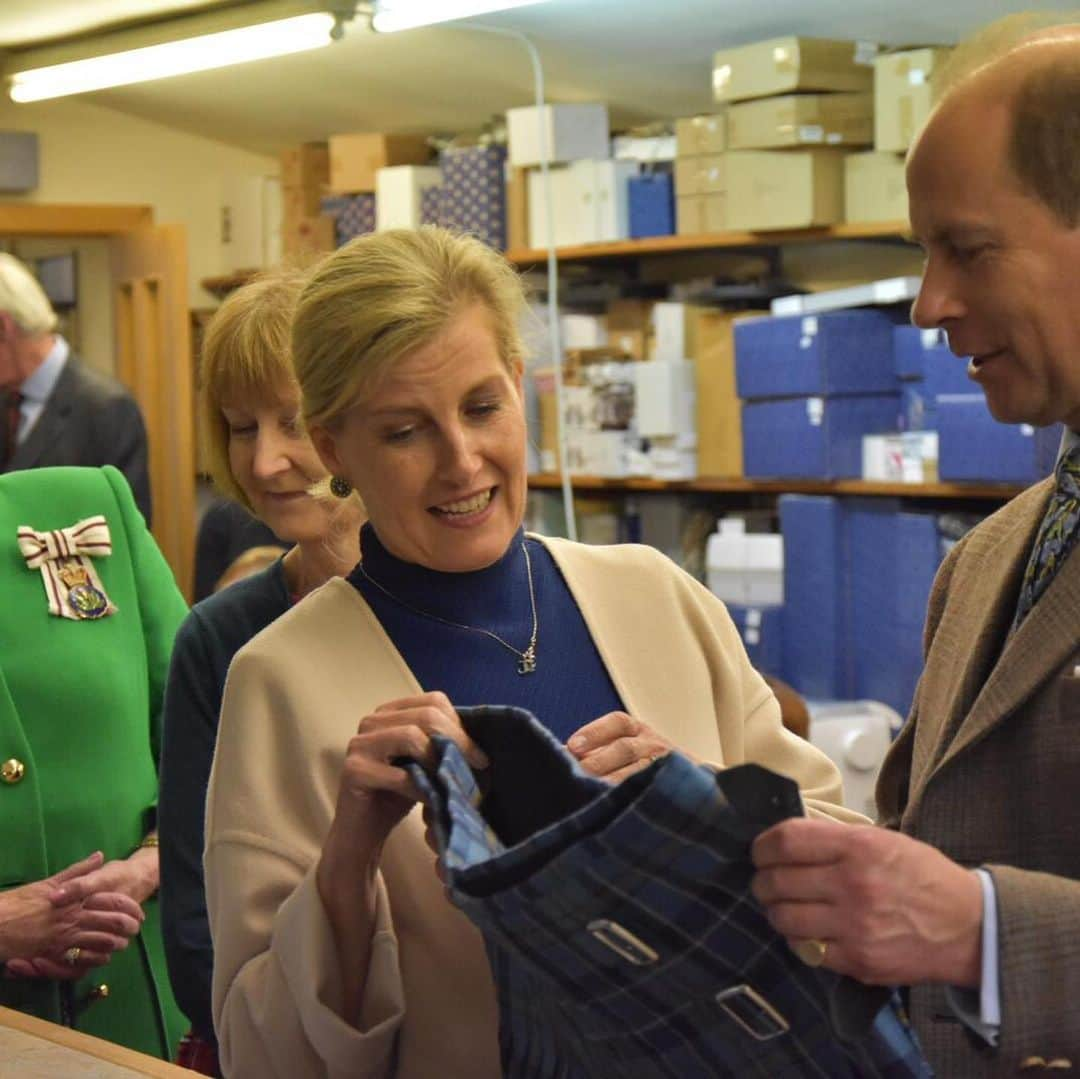 ロイヤル・ファミリーさんのインスタグラム写真 - (ロイヤル・ファミリーInstagram)「🥃 The Earl and Countess of Forfar today visited Glenfiddich’s Distillery Visitor Centre which celebrates its 50th anniversary this year. #HolyroodWeek2019  This is where William Grant hand-built the original distillery in 1887 - an achievement that helped kick start the local whisky tourist industry which now attracts more than 2 million visitors a year!  Later, The Earl and Countess tried their hands at pinning and stitching kilts at Keith Kilt School and Textile Centre.」7月3日 4時45分 - theroyalfamily