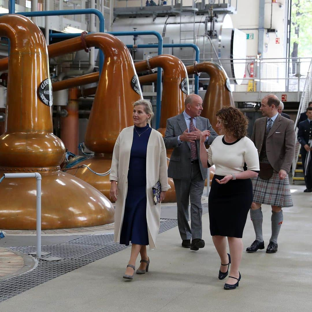 ロイヤル・ファミリーさんのインスタグラム写真 - (ロイヤル・ファミリーInstagram)「🥃 The Earl and Countess of Forfar today visited Glenfiddich’s Distillery Visitor Centre which celebrates its 50th anniversary this year. #HolyroodWeek2019  This is where William Grant hand-built the original distillery in 1887 - an achievement that helped kick start the local whisky tourist industry which now attracts more than 2 million visitors a year!  Later, The Earl and Countess tried their hands at pinning and stitching kilts at Keith Kilt School and Textile Centre.」7月3日 4時45分 - theroyalfamily