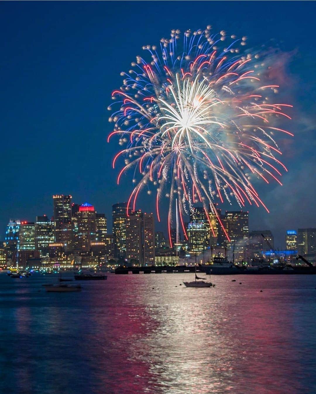 Instagramersさんのインスタグラム写真 - (InstagramersInstagram)「Boston is about to get all lit up in celebration tonight of the 4th of July with their own fireworks like this @wanderblustphotos picture at @igersboston 😍📷🙌🎆 #IgersBoston #igersUSA #igers」7月3日 4時59分 - igers