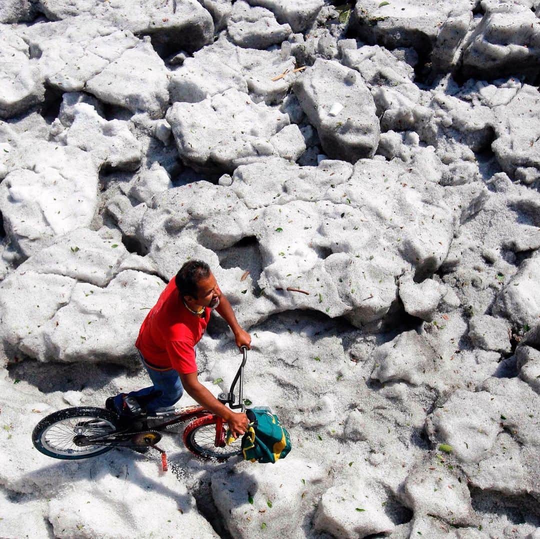 NBC Newsさんのインスタグラム写真 - (NBC NewsInstagram)「The freak hailstorm that dumped 3 feet of hail on Guadalajara, #Mexico, has a surprising explanation. Click the link in our bio to see what scientists say is behind the extraordinary weather. . 📷 Ulises Ruiz / @afpphoto」7月3日 4時56分 - nbcnews