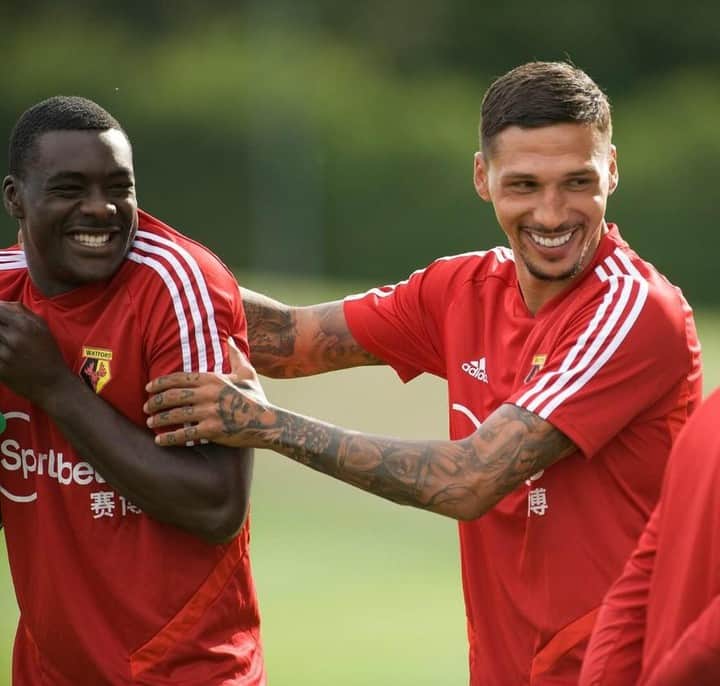 ヨゼ・ホレバスのインスタグラム：「And we're back with a smile. Caption this photo of me and @kenzema12.⁠ ⁠ #watfordfc #preseason #training #imback #practice #football #nikefootball」