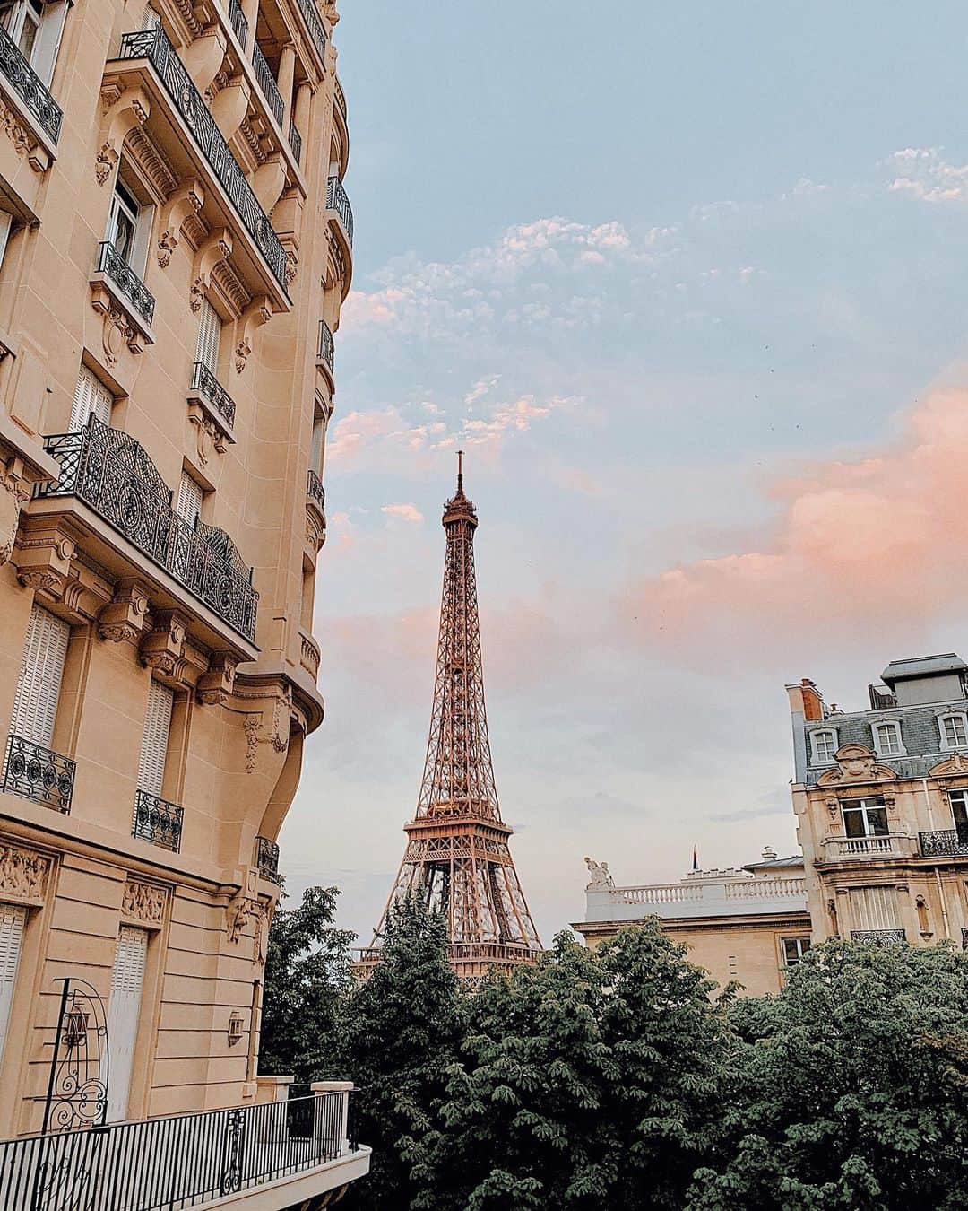 Camila Coelhoさんのインスタグラム写真 - (Camila CoelhoInstagram)「Never gets old❤️ Je t’aime Paris!!! #paris  Essa vista depois de um dia longo de fotos! Te amo Paris!」7月3日 5時01分 - camilacoelho