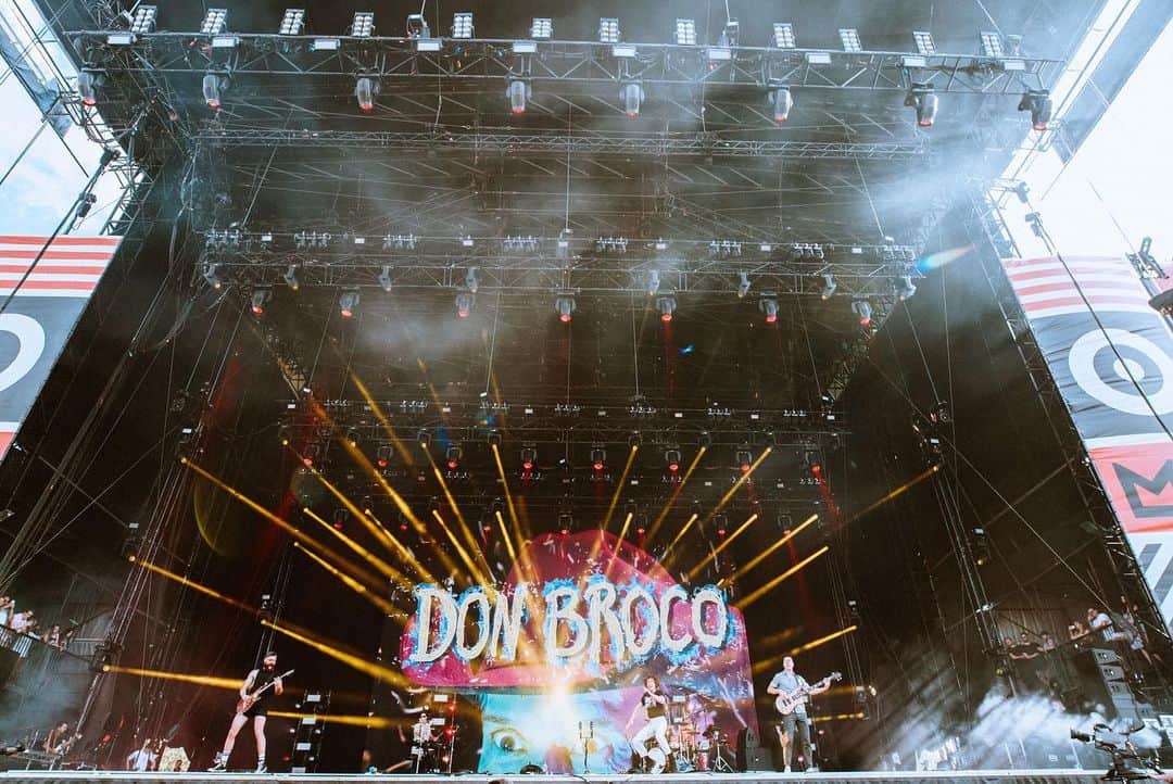 Don Brocoさんのインスタグラム写真 - (Don BrocoInstagram)「☀️ Festival season is well and truly underway & it feels damn good 🙌 next up for us are @madcoolfestival Madrid 🇪🇸 & @meomaresvivas Porto 🇵🇹 Can’t wait to see ya 👋」7月3日 5時02分 - donbroco