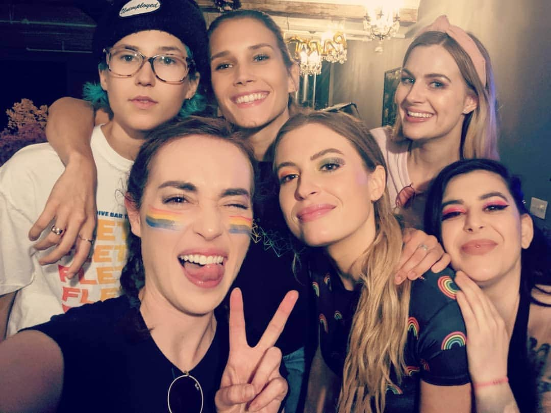 Rose Dixさんのインスタグラム写真 - (Rose DixInstagram)「I miss New York SO MUCH! I love my wife, I love this city, and I loved celebrating #worldpridenyc with my favourite people ❤️ Until next time fam ✌🏻 #prideflight」7月3日 5時16分 - roseellendix