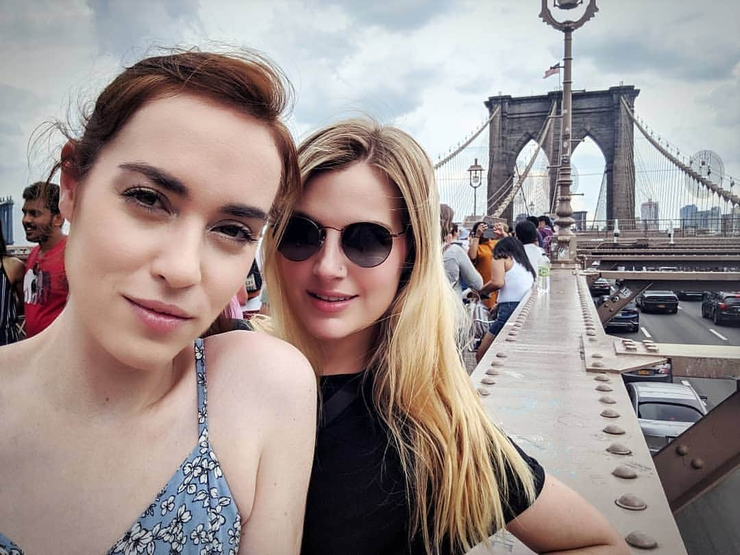 Rose Dixさんのインスタグラム写真 - (Rose DixInstagram)「I miss New York SO MUCH! I love my wife, I love this city, and I loved celebrating #worldpridenyc with my favourite people ❤️ Until next time fam ✌🏻 #prideflight」7月3日 5時16分 - roseellendix