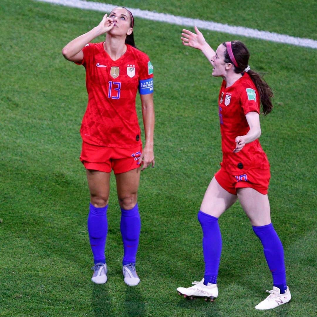Huffington Postさんのインスタグラム写真 - (Huffington PostInstagram)「...and that's the tea. ☕️ 🇺🇸🇬🇧😂 U.S. women’s national soccer star Alex Morgan scored the second goal against England during the FIFA Women’s World Cup semifinal and celebrated with a move that had Twitter positively chuffed: She pantomimed sipping tea. // 📸: Associated Press // #USAvENG #ENGUSA #FIFAWWC2019 #USWNT」7月3日 5時11分 - huffpost