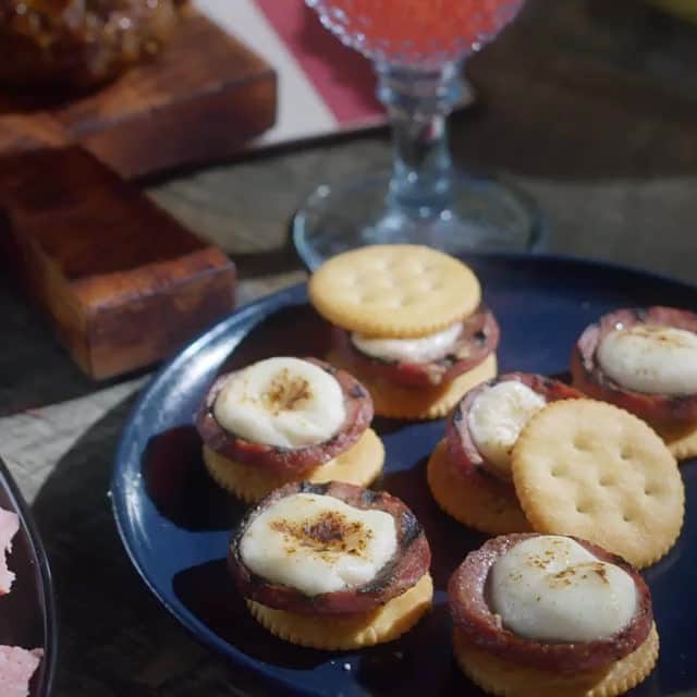 ジョンソンヴィルのインスタグラム：「Fireworks, backyard BBQs, and all the sausage. Happy Independence Week celebrations, sausage fans!  Looking for some crowd-worthy grilling recipes? We've got you covered. Head to the link in our bio for some #July4th inspired recipes!  #YouCantSpellSausageWithoutUSA #saUSAge #July4th #IndependenceDay #grilling #cookouts #bbq #barbecue #barbeque」