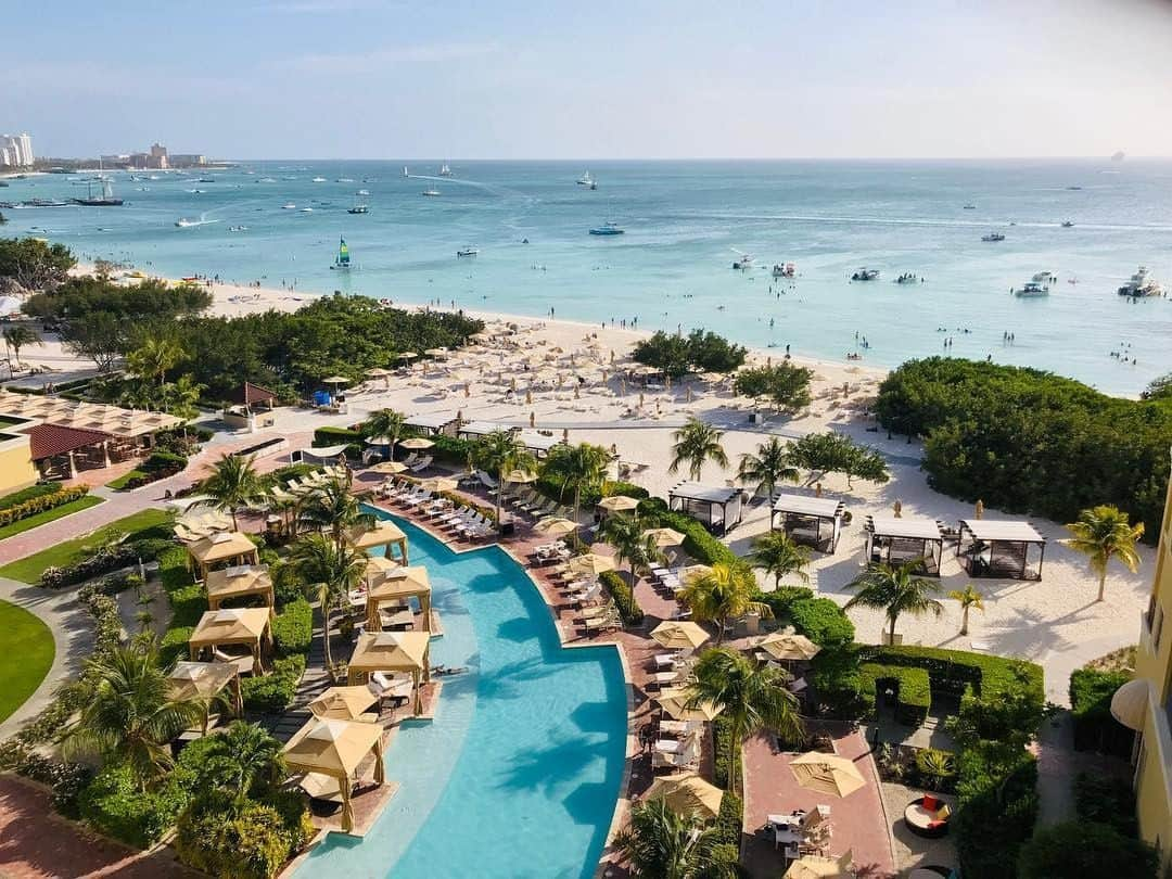 リッツ・カールトンさんのインスタグラム写真 - (リッツ・カールトンInstagram)「Nothing but blue skies and serenity as far as the eye can see at The Ritz-Carlton, #Aruba. ⁣⁠ ⁣⁠ #Caribbean #Island #Beach #Pool #SwimmingPool #PalmTrees #Coast #RoomWithAView #View #Sunshine #Paradise #Serenity #Vacation #Relaxing #BlueSkies #Getaway #Escape #Travel #Travelgram #InstaTravel #TravelDiaries via – @marceec」7月3日 6時00分 - ritzcarlton