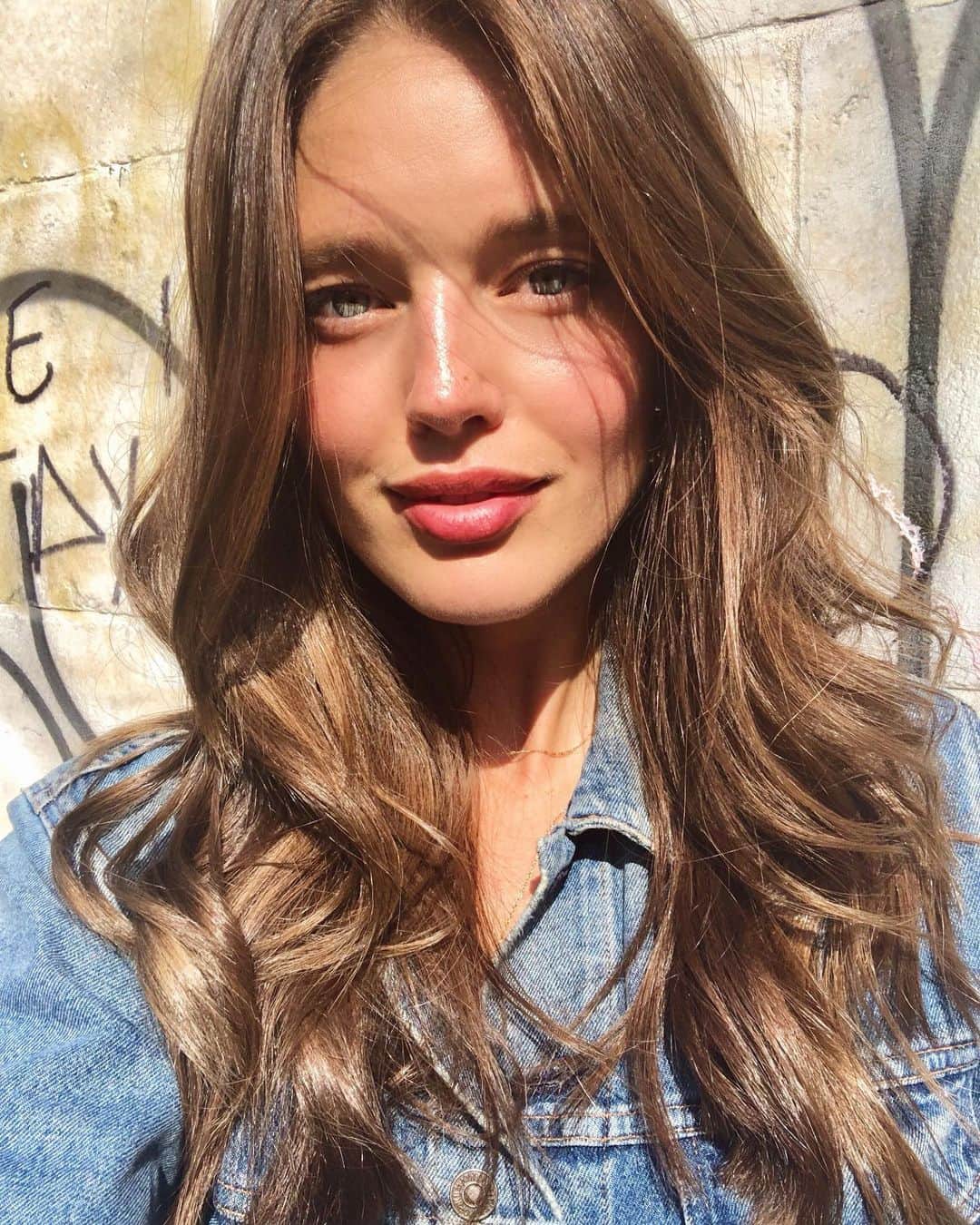 エミリー・DiDonatoのインスタグラム：「Slowly but subtly going blonde 👱🏻‍♀️ thanks for the cut and baby-lights @kennaland_hair + @jehnnamahoney」
