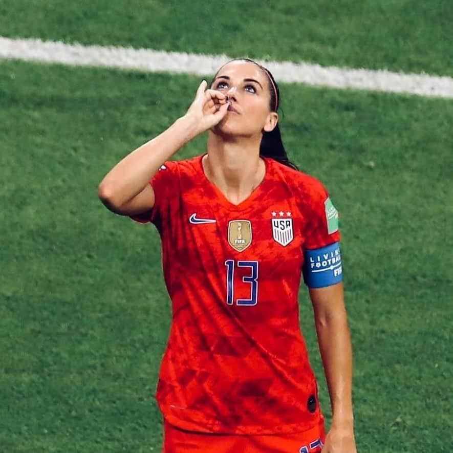 ヒラリー・クリントンさんのインスタグラム写真 - (ヒラリー・クリントンInstagram)「Congrats to the #USWNT for earning that tea. On to the final! 🇺🇸」7月3日 5時56分 - hillaryclinton