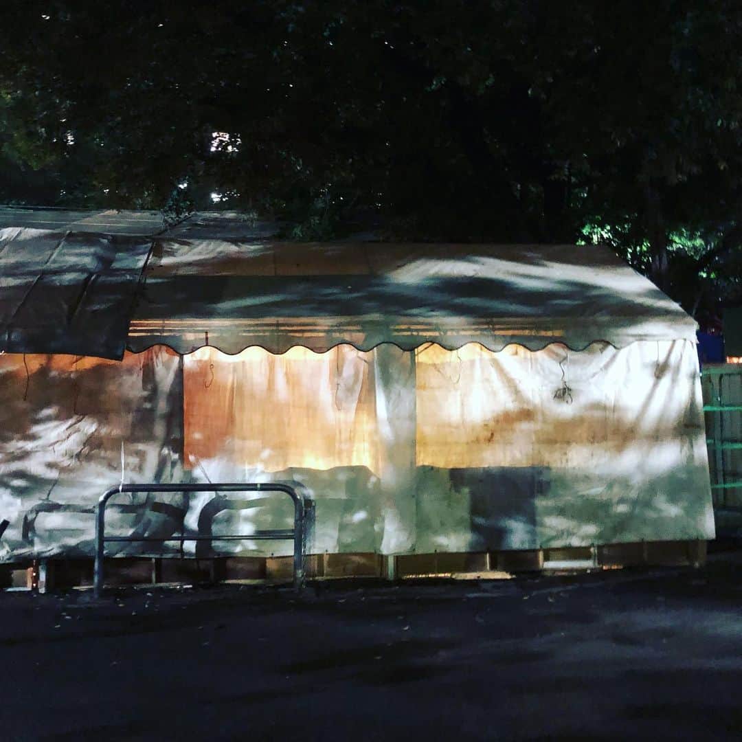 ティ・カトウさんのインスタグラム写真 - (ティ・カトウInstagram)「ここが楽屋。  #花園神社 #野外公演 #椿組」7月3日 5時59分 - tea_kato