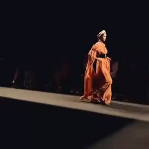 レイラ・ンダのインスタグラム：「Walking Like there is no tomorrow!! 🧡 #D9 @peter_dundas #dundasworld #hautecouture#fw2019」