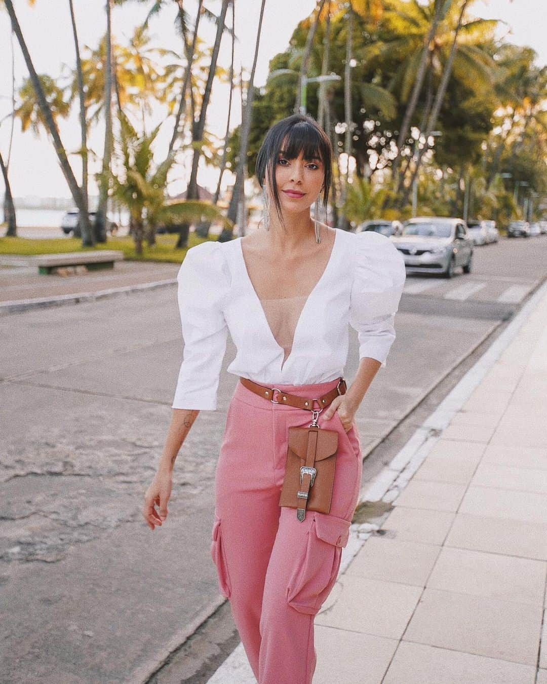 Gabriela Salesさんのインスタグラム写真 - (Gabriela SalesInstagram)「De hoje, toda trabalhada nas tendências e no look débitos kkkk.  Mangas oversize ✔️, cargo pants✔️, Belt bag✔️. Bem fashion victim kkkk, mais minha cara impossível. Look @use.lamora / Foto: @giansales」7月3日 6時20分 - ricademarre