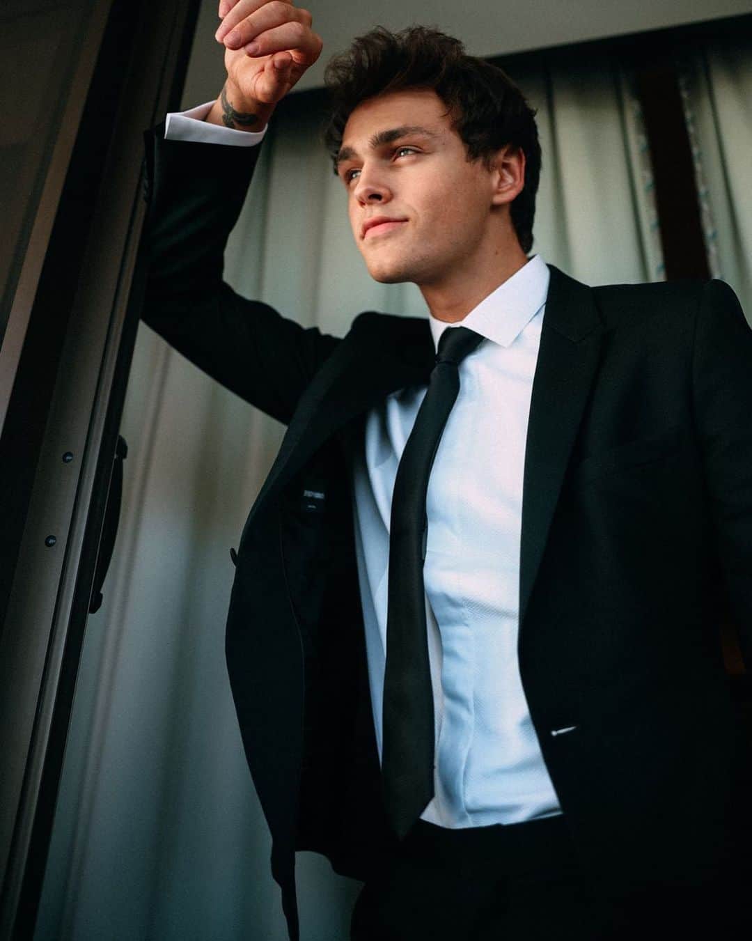 のインスタグラム：「suited up for the logies. thx @armani for the hook up ♥️」