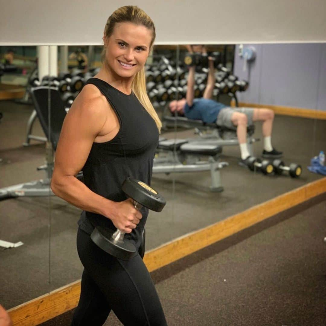 カーリー・ブースさんのインスタグラム写真 - (カーリー・ブースInstagram)「Motivation is what gets you started. Habit is what keeps you going! #fitnessmotivation #gym #fitfam #healthy #lifestyle #strongissexy」7月3日 6時38分 - carlyabooth