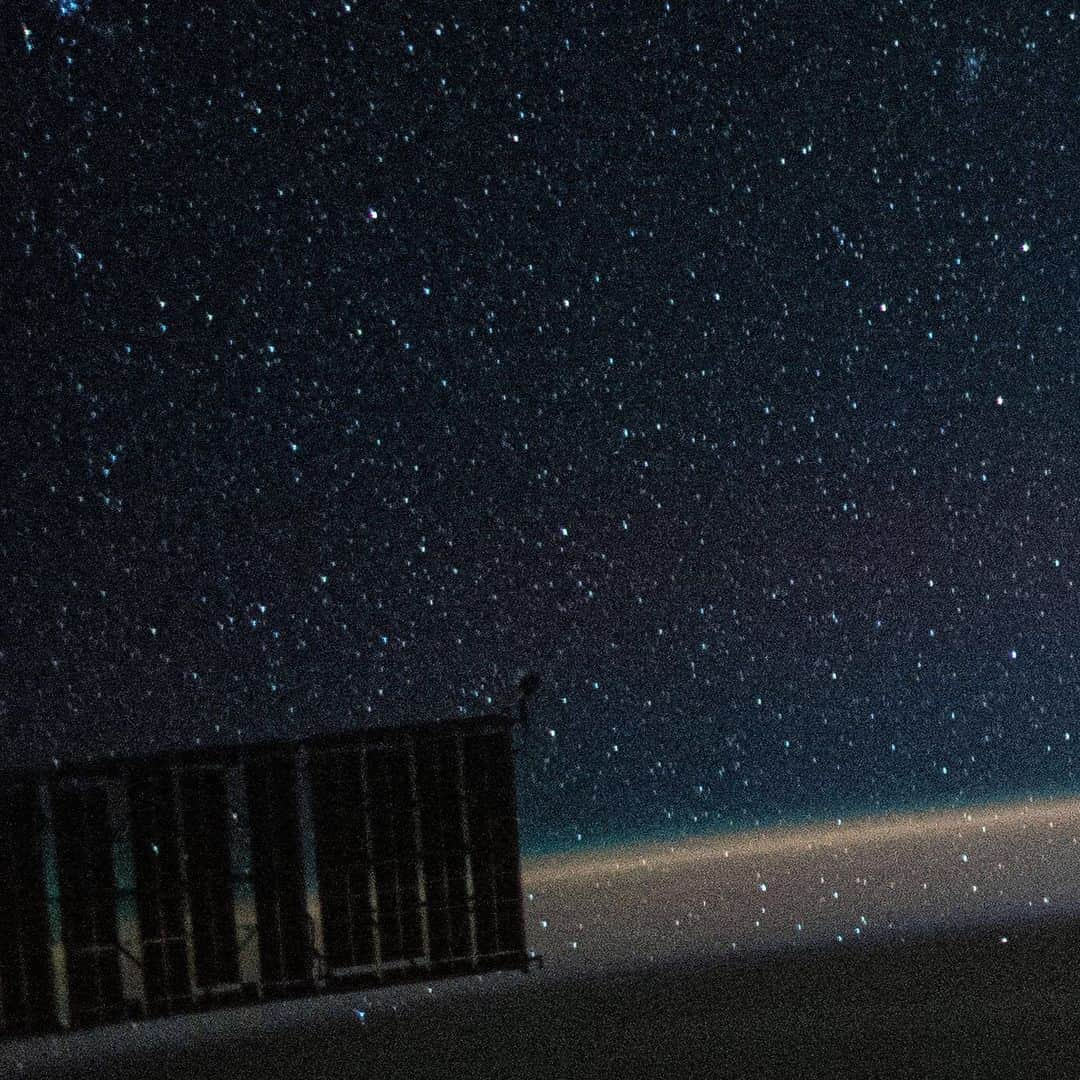 国際宇宙ステーションさんのインスタグラム写真 - (国際宇宙ステーションInstagram)「An atmospheric glow blankets Earth beneath a starry night sky as the International Space Station orbited 271 miles above the Indian Ocean, south of the Australian island state of Tasmania. #nasa #international #space #station #australia #indianocean #earth #stars」7月3日 6時39分 - iss