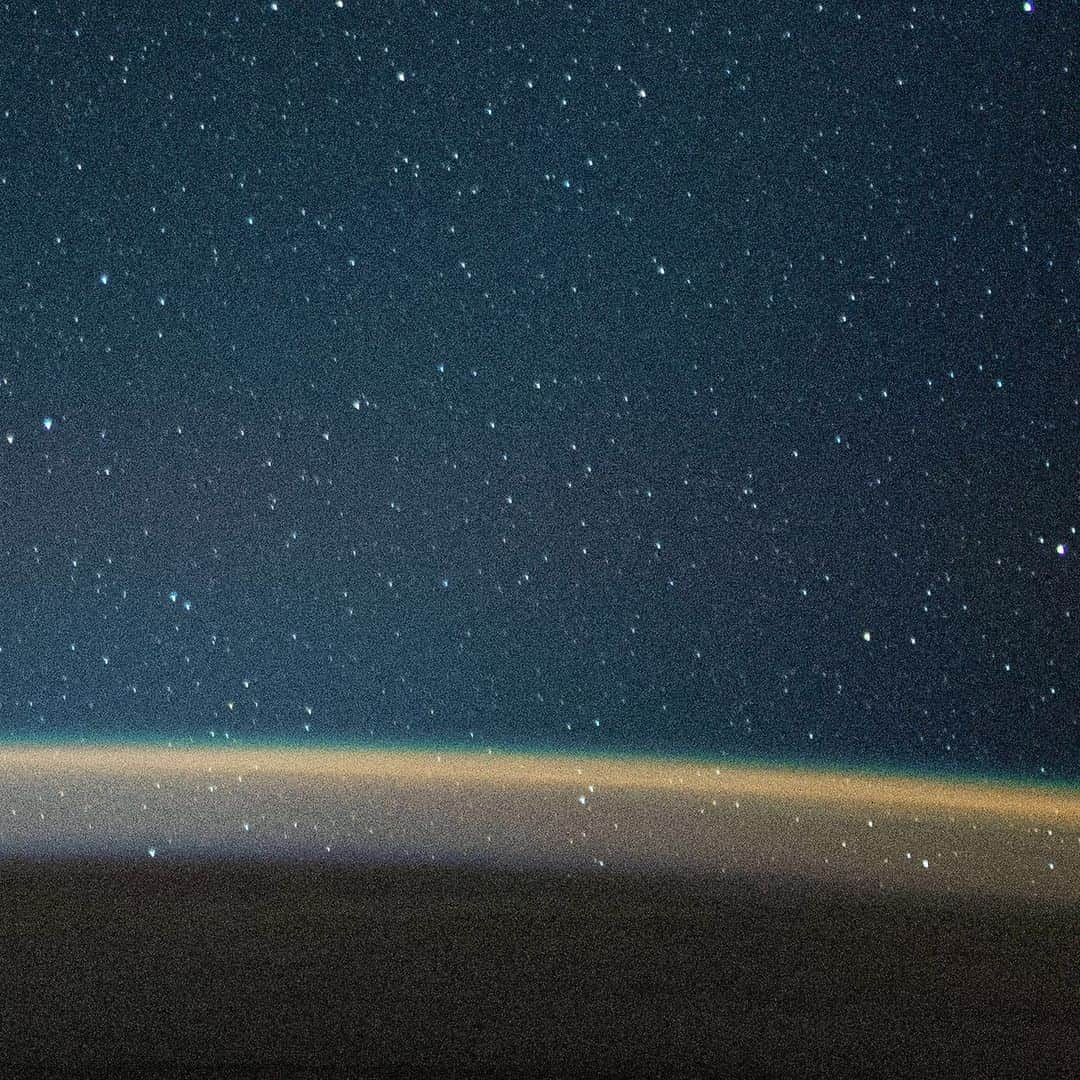 国際宇宙ステーションさんのインスタグラム写真 - (国際宇宙ステーションInstagram)「An atmospheric glow blankets Earth beneath a starry night sky as the International Space Station orbited 271 miles above the Indian Ocean, south of the Australian island state of Tasmania. #nasa #international #space #station #australia #indianocean #earth #stars」7月3日 6時39分 - iss