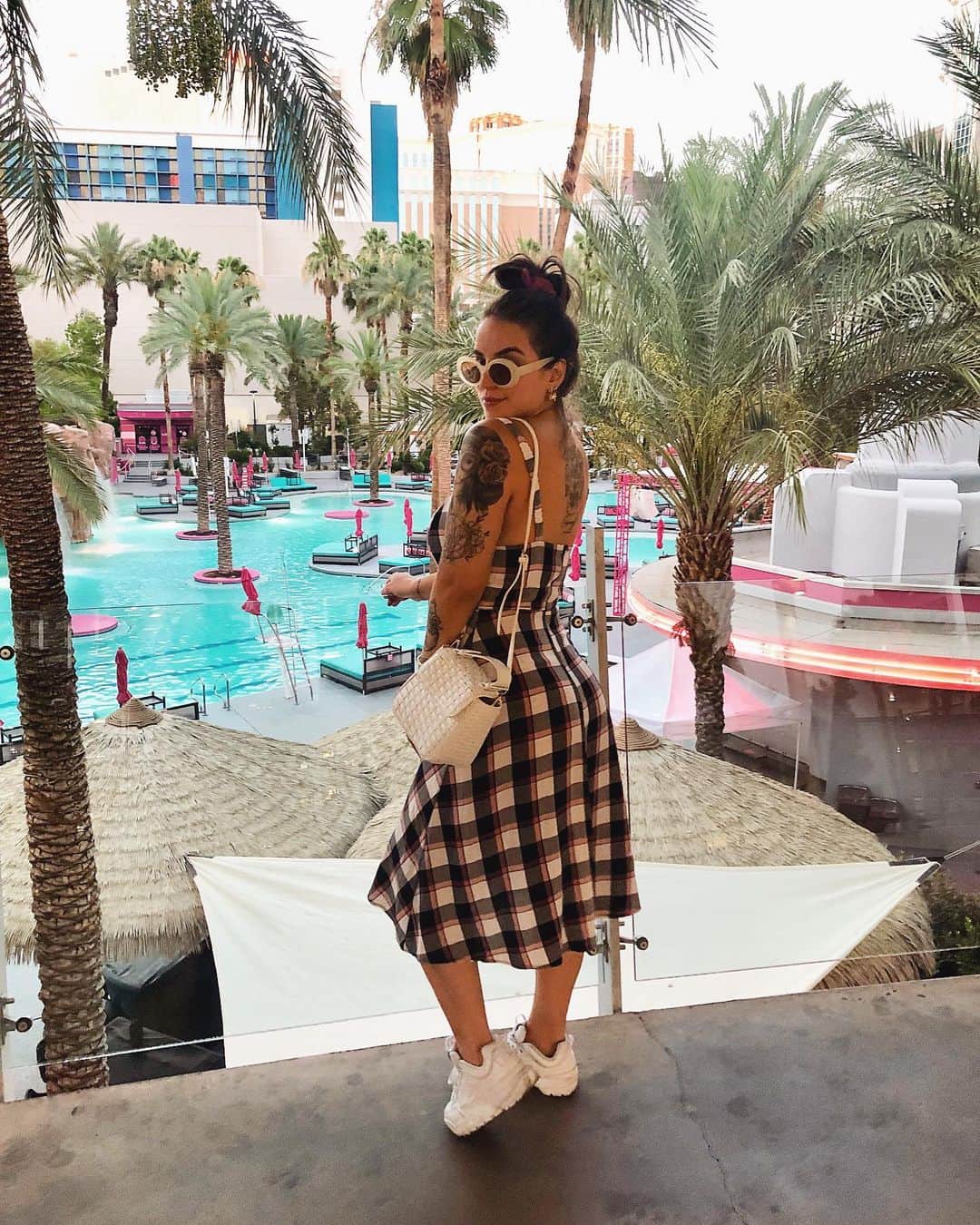 Bruna Unzuetaのインスタグラム：「Vestidin + tênis = amo mais que pipoca ❤️」