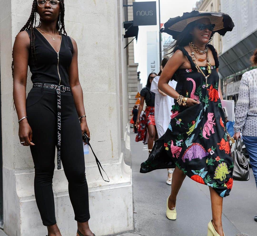 Vogue Runwayさんのインスタグラム写真 - (Vogue RunwayInstagram)「Keep it minimalist, or don't. The latest street style photos from Fall 2019 Couture week in Paris are here. Tap the link in our bio to see every photo.  Photographed by @mrstreetpeeper」7月3日 6時42分 - voguerunway