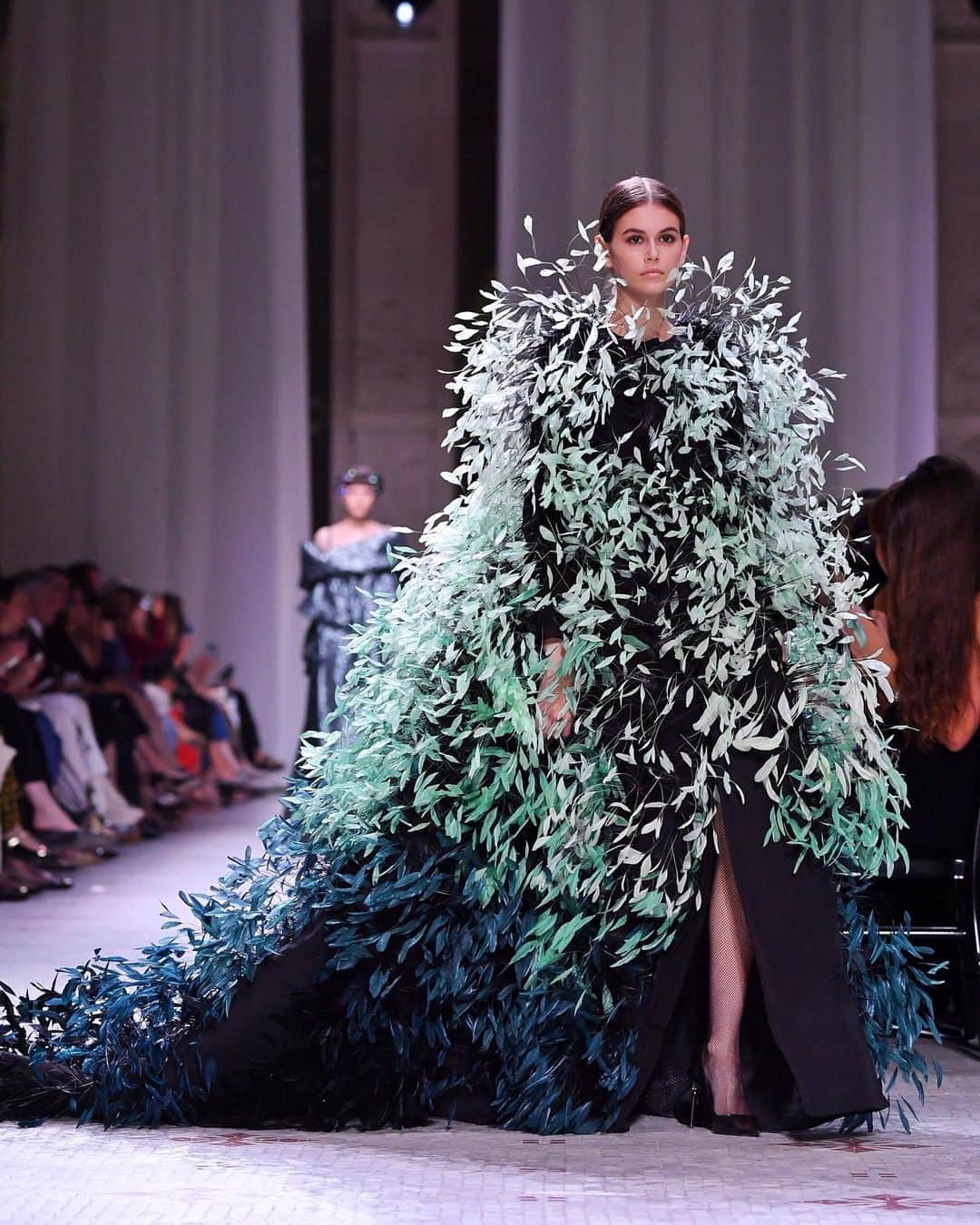 British Vogueさんのインスタグラム写真 - (British VogueInstagram)「This evening in Paris, @ClareWaightKeller unveiled her AW19 haute couture collection for @GivenchyOfficial entitled ‘Noblesse Radicale’. Featuring majestic volumes and more-is-more feathers, seen here on the ‘Grand Jardin’ dress worn by #KaiaGerber. See every look from the #GivenchyCouture show via the link in bio.」7月3日 6時47分 - britishvogue